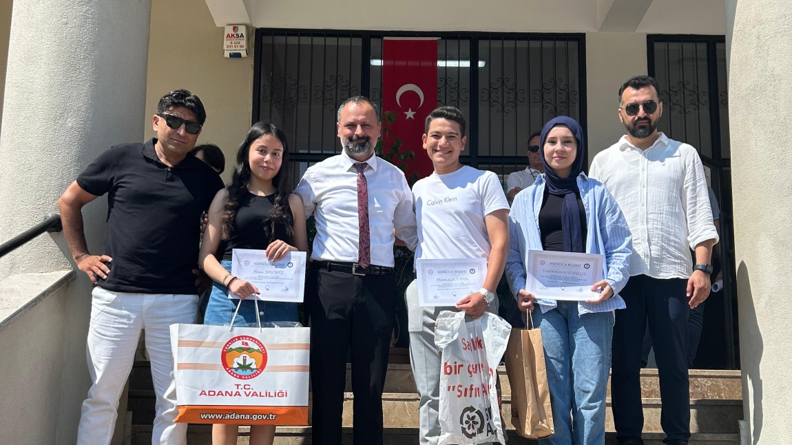OKUL BİRİNCİSİ VE ŞUBE BAZINDA BİRİNCİ OLAN ÖĞRENCİLERİMİZİ TEBRİK ETTİK.